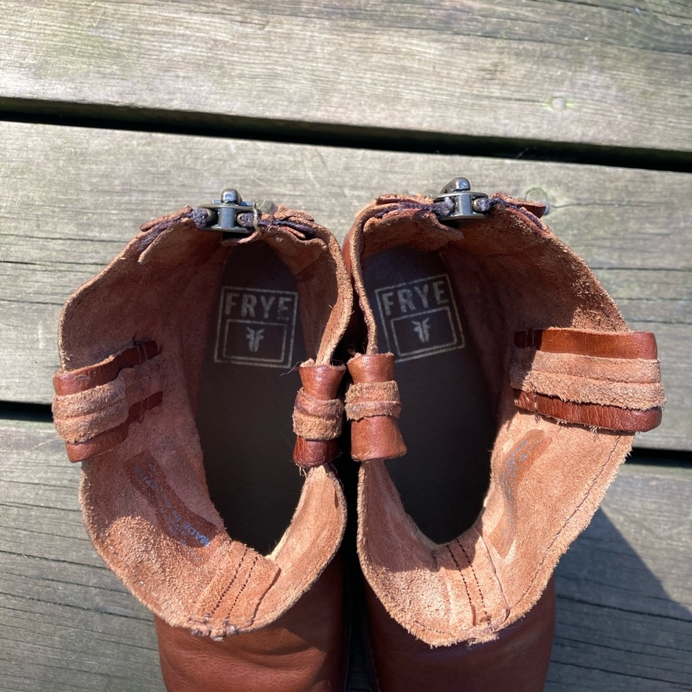 FRYE Boots VICKY ARTISAN Harness Distressed Leather Whiskey Tan Back Zip Size 8 - Picture 5 of 6